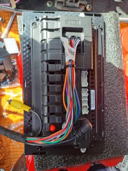 Tył chińskiego radia samochodowego z podłączonymi kablami