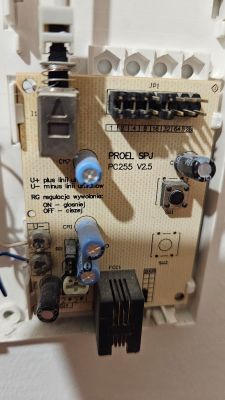 Płyta domofonu Proel PC255 V2.5 z widocznymi złączami i elementami elektronicznymi.