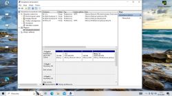 Zarządzanie dyskami w systemie Windows z widocznymi partycjami C i I oraz niedostępną partycją D.