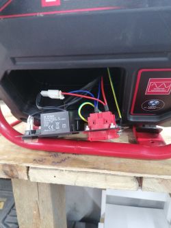 Wnętrze agregatu Einhell z widocznym modułem SIYUAN i przewodami elektrycznymi