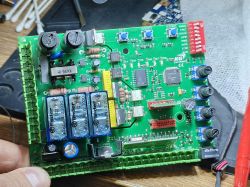 Płytka elektroniki King Gates Star 2230 z widocznymi bezpiecznikami i komponentami THT