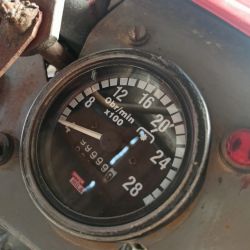 Zbliżenie na okrągły obrotomierz z licznikiem motogodzin, skala 0–28 obr/min x100