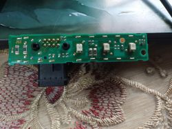 Płytka kontrolek złącza samochodowego z diodami LED Zielona płytka PCB z czarnym złączem i diodami LED, sfotografowana na tkaninie