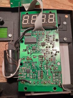 Płytka drukowana centralki domofonowej z komponentami elektronicznymi.