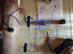 Prototyp układu elektrycznego z przewodami i przekaźnikiem, z rysunkiem schematu połączeń.