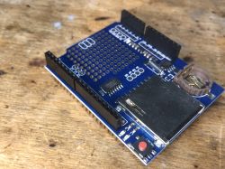 Arduino R4 WiFi i Data Logger Shield - zapis danych na kartę SD - rejestrator temperatury tutorial