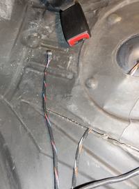 BMW E46 320d 2001 - Funkcja 3-pinowej wtyczki pod tylną kanapą od strony pasażera?