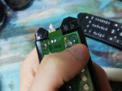 Wnętrze pilota z widocznymi elementami elektronicznymi i czujnikiem podczerwieni.