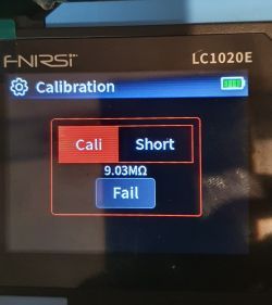 Ekran miernika FNIRSI LC1020E z menu Calibration; wynik Short: 9.03 mΩ i komunikat Fail.
