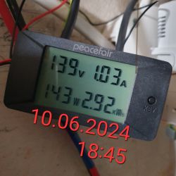 Wyświetlacz z pomiarem prądu pokazujący wartości: 139 V, 1.03 A, 143 W i 2.92 kWh, z datą i godziną 10.06.2024, 18:45.