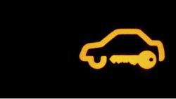 Chodzi o auto hyundai Accent rocznik 2003. Kontrolka samochodu z kluczykiem