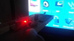 Samodzielnie zbudowany pilot IR z płytką Arduino Nano skierowany na telewizor