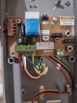 Anschlussfeld der Cyfral SMART-5PG Gegensprechanlage Nahaufnahme des Anschlussfelds einer Cyfral SMART-5PG Gegensprechanlage mit sichtbaren bunten Kabeln, die an Anschlüsse angeschlossen sind.