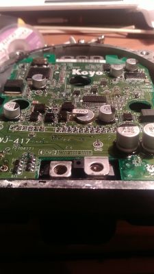 Jak rozebrać pompę Koyo w Skoda Fabia I - uniesiony plastik, błąd zwarcia