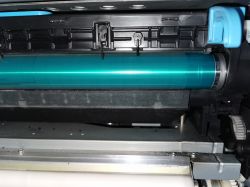 Konica 282: Błąd C2557, drukowanie czarnych stron mimo wymiany części, utwardzony toner