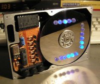 Zegar binarny w obudowie po dysku twardym