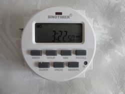 Cyfrowy programator czasowy SINOTIMER z wyświetlaczem i przyciskami.