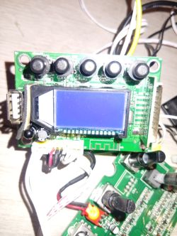 Wyświetlacz LCD na płytce głośnika Blaupunkt MB06 z odłączonymi przewodami i widocznymi przyciskami.