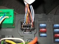 Jak podłączyć radio Clarion PU2358A i wyświetlacz EMF do BSI w Peugeot Partner 2003?