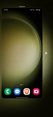 Smartfon Samsung S23 z widocznym efektem ekran w ekranie na zielonym tle