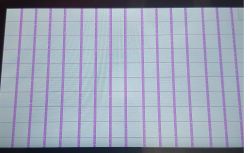 Ekran LCD z pionowo rozciągniętymi fioletowymi liniami siatki