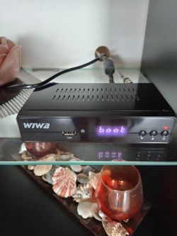 Dekoder Wiwa z wyświetlonym napisem boot.