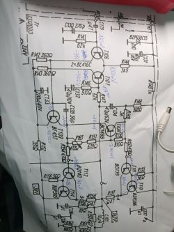Schemat elektroniczny z naniesionymi ręcznie pomiarami napięcia.