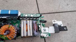 Widok zdemontowanej ładowarki/przetwornicy OBC z samochodu elektrycznego.