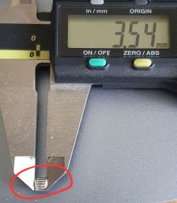 Asus RT-AC56U - Oderwane mocowanie śruby od płytki