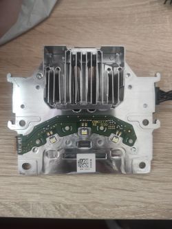 Soczewka reflektora LED z samochodu Mini (BMW) na stole.