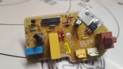 Płytka PCB z komponentami elektronicznymi, w tym triakiem, kondensatorami i złączami.