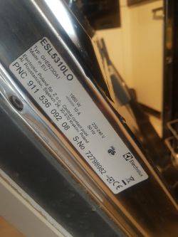 Tabliczka znamionowa z modelem i specyfikacją zmywarki Electrolux.