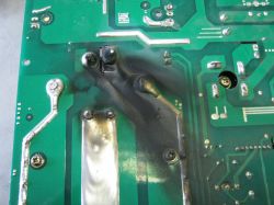 Spalona płyta PCB w spawarce Shermann MIG200HD.