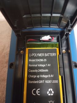 Wnętrze obudowy urządzenia z akumulatorem Li-Polymer 7,4 V 2400 mAh i przewodami