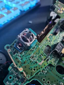 Zbliżenie na płytkę drukowaną z komponentem elektronicznym