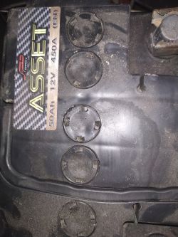 Jak odkręcić śruby do dolania wody w akumulatorze Asset 50Ah/450A?