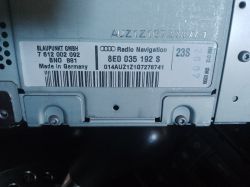 Naklejka na obudowie radia Blaupunkt/Audi z numerami i kodem kreskowym.