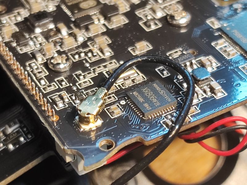 Zbliżenie na płytkę PCB kamery z widocznym układem XP806 i przewodem antenowym.