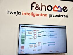 f&amp;home banner “Twoja inteligentna przestrzeń” above a screen with an automation configuration flow diagram.