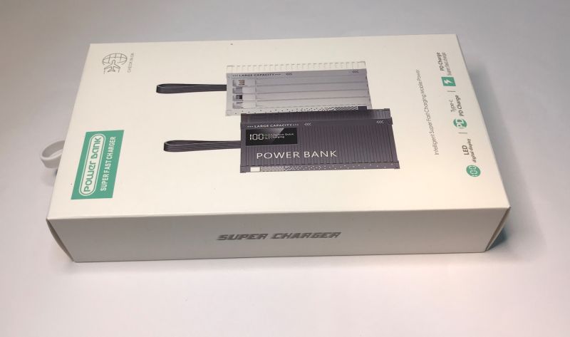Białe pudełko powerbanka z grafiką urządzenia i napisem Super Charger