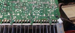 Zdjęcie przedstawia płytkę drukowaną z częściami elektronicznymi wewnątrz urządzenia Pioneer VSX-534.