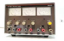 Stary zasilacz Philips PE 1542 z wyświetlaczami analogowymi.
