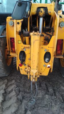 Jak doposażyć ładowarkę JCB 530-70 w TUZ i WOM do pracy w sadzie?