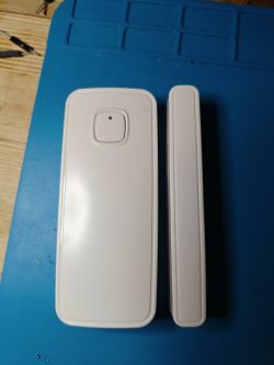 Tuya Magnetic Window and Door Sensor Tuya magnetic window and door sensor with white casing.
