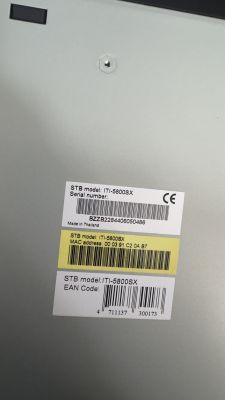 Naklejki z kodami kreskowymi i modelem ITI-5800SX na obudowie urządzenia
