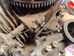 Zdjęcie silnika z bliska, pokazujące fragment mechanizmu traktorka kosiarki MTD z silnikiem Briggs 10hp.