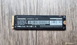 Dysk SSD NVMe Fanxiang S500 Pro 1TB leżący na drewnianej powierzchni