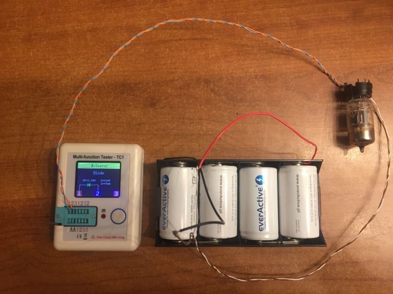 Tester TC1 z podłączonymi bateriami i lampą elektronową.