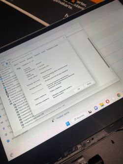Zdjęcie ekranu laptopa Lenovo z otwartym oknem menedżera urządzeń pokazującym właściwości urządzenia I2C HID.