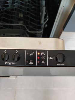 Panel sterowania zmywarki Siemens SR615X03CE/46 z migającą czerwoną kontrolką kranika.